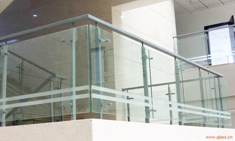 玻璃栏杆越来越流行，安装玻璃栏杆有什么好处？